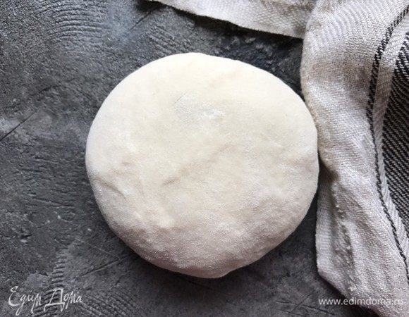 Сделать обминку теста методом «растянуть и сложить». Повторите сложение еще три раза с интервалом в 20 минут. С каждым разом тесто будет становиться все более гладким, крепким и эластичным. Накройте миску пленкой или крышкой и уберите в холодильник минимум на 8 часов.