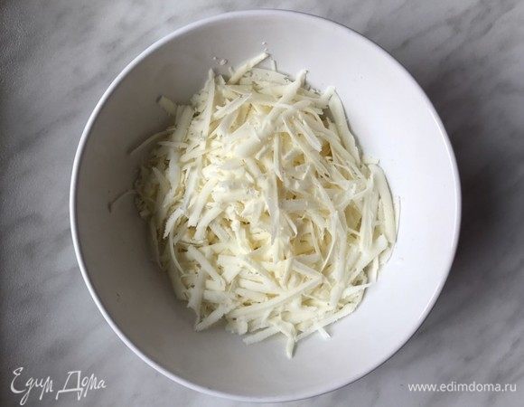 Имеретинский сыр натрите на крупной терке, сулугуни тоже натрите или разберите на волокна.