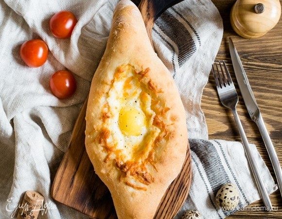 Щедро смажьте тесто маслом и положите кусочек масла на начинку. Ешьте хачапури горячими, отламывая кусочки теста с краев и вымакивая ими начинку. Приятного аппетита и вкусного вам Нового года!