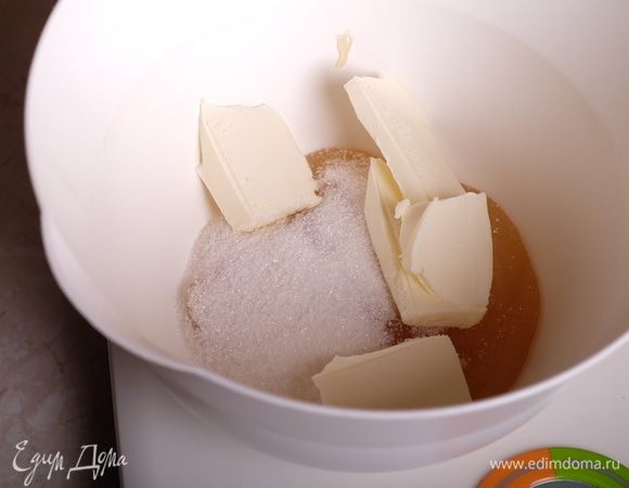 Готовим тесто. Соду смешать со сметаной, отставить в сторону. Соединить мед, сахар и сливочное масло.