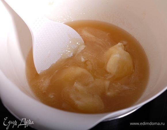 Установить миску на водяную баню и греть, помешивая, пока сахар не растворится.