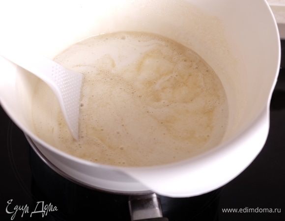 Добавить сметану с содой.