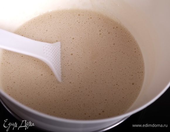Варить, помешивая, пока смесь практически не перестанет пениться.