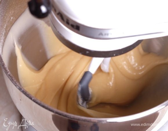 Снять с бани, добавить яйца и муку и замесить тесто.