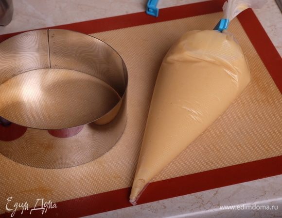 Духовку разогреть до 180°С. Выпекать коржи, намазывая тесто тонким слоем на пергамент или силиконовый коврик. Я перелила все тесто в одноразовый кондитерский мешок.