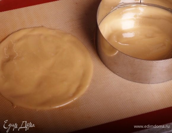 И вливала тесто внутрь кондитерского кольца. Так и отходов меньше, и удобства больше.