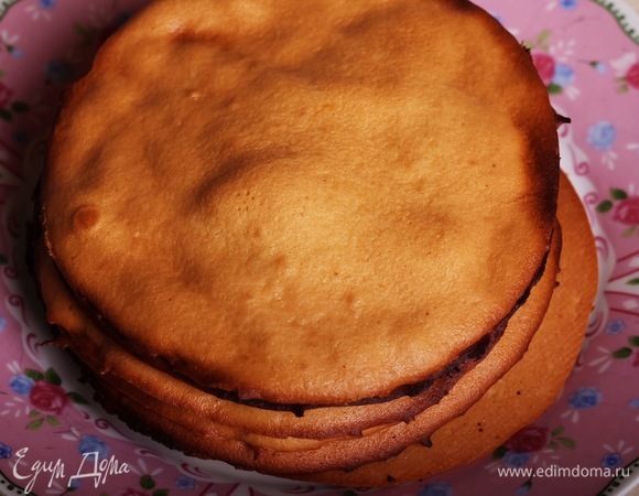 Выпекать коржи 10–12 минут до золотистого цвета. Они могут пузыриться в духовке, это нормально.