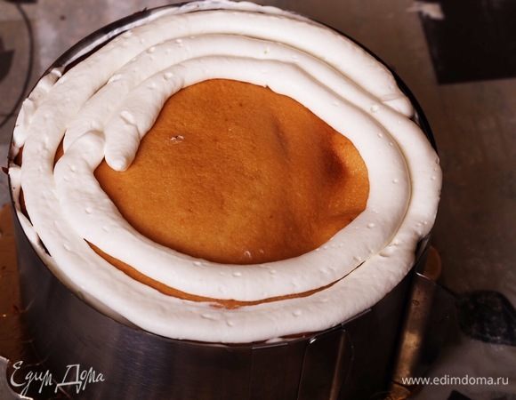 Собрать торт, промазывая коржи кремом, складывая их стопочкой. Я собирала торт в разъемном кольце.