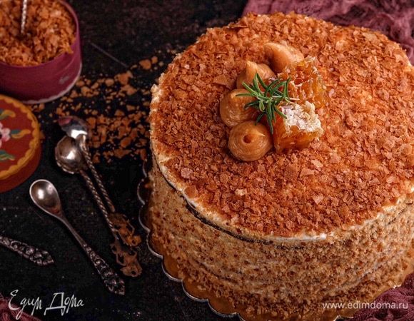 Готовый торт обсыпать крошкой от коржей, украсить по желанию. Я верх торта дополнительно посыпала хрустящей вафельной крошкой, украсила соленой карамелью, кусочками меда в сотах и листиками розмарина.