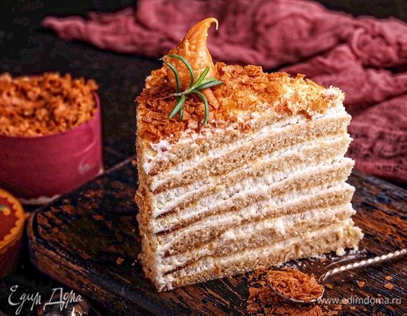 Готовому торту дать пропитаться минимум 5–8 часов и подавать.