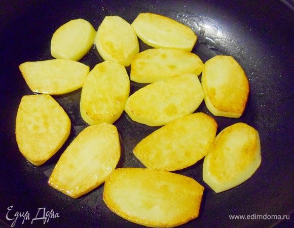 Картофель вымыть, очистить, нарезать кружочками и поджарить на сковороде на растительном масле.