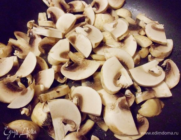 Подготовленные шампиньоны выложить на смазанную растительным маслом сковороду, жарить до полного испарения влаги.