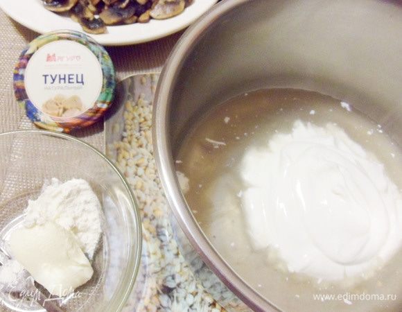 В отдельный сотейник слить рыбный сок из банки, добавить сметану. В миске смешать муку со сливочным маслом. 