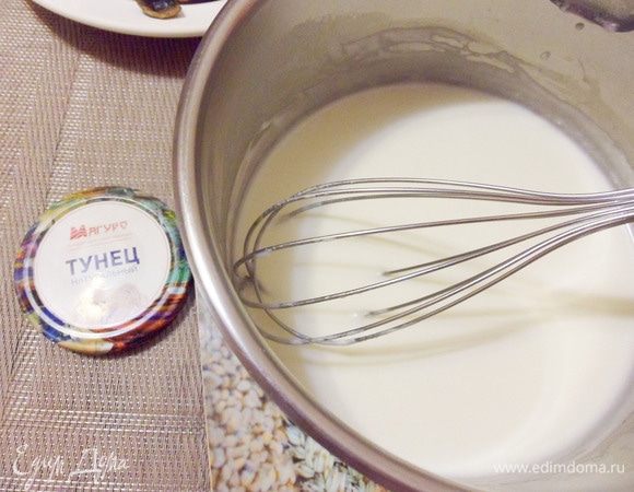 Поставить сотейник на огонь и, когда смесь закипит, добавить муку со сливочным маслом. Постоянно помешивая, дать прокипеть около 2 минут. Посолить соус по вкусу.