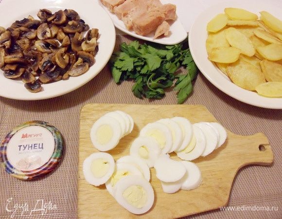 Сваренные вкрутую яйца очистить от скорлупы и нарезать кружками.