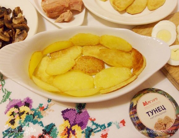 На дно огнеупорной формы (у меня порционная) разместить ломтики картофеля.