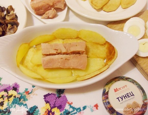 Затем выложить кусочки филе тунца.