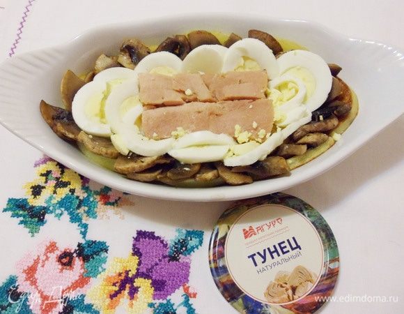 Затем положить кружки вареных яиц.