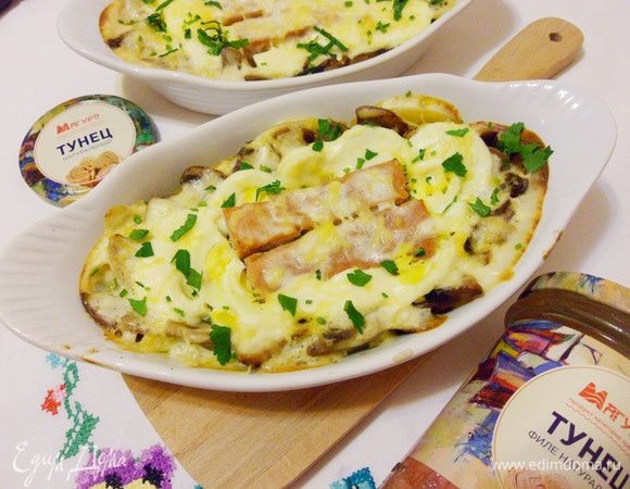 При подаче на стол посыпать рыбу нарезанной зеленью петрушки.