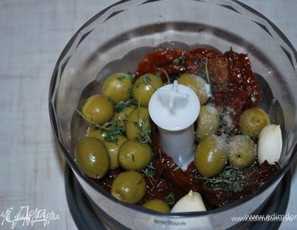 Добавить соль, перец, сок лимона и масло от вяленых помидоров, измельчить все в блендере.