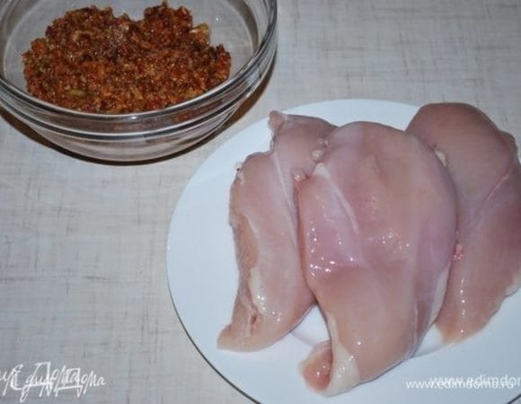 Грудки разрезать вдоль на три части, немного их отбить.