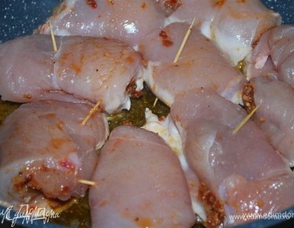 Разогреть в сковороде масло от вяленых помидоров и обжарить рулетики до золотистого цвета.