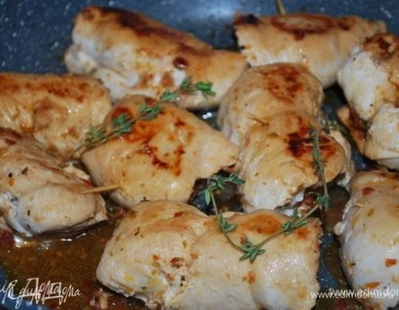 Перевернуть рулетики и добавить две веточки тимьяна.