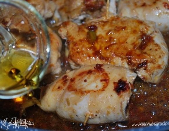 Когда рулетики обжарятся со всех сторон, влить белое вино и кленовый сироп, перемешать и дать соусу вместе немного покипеть.