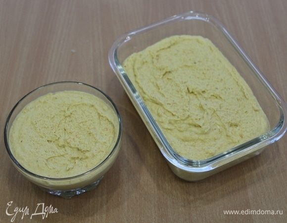 Выложить паштет в формочки, залить растопленным сливочным маслом.