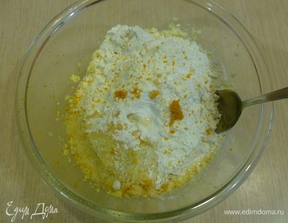 Добавить миндальную муку, сахар, просеянную муку, цедру апельсина. Добавить 1 ст. л. апельсинового сока. Перемешать. 