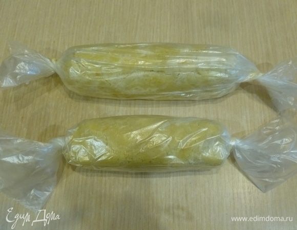 Разделить тесто на 2 части и скатать 2 цилиндра диаметром 5 см, завернуть в пленку и положить в холодильник на 3 часа. 