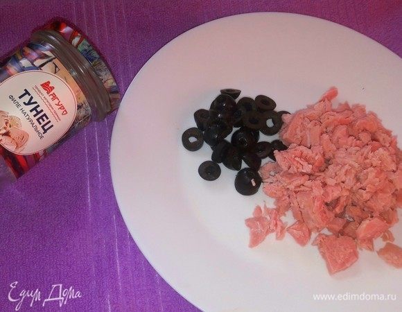 С тунца ТМ «Магуро» слить жидкость и нарезать, маслины мелко нарезать.
