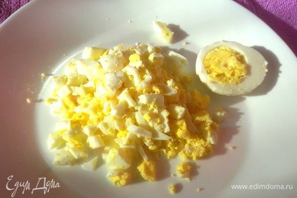 Яйца сварить вкрутую и нарезать.
