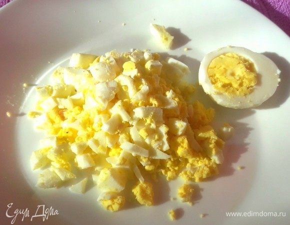Яйца сварить вкрутую и нарезать.
