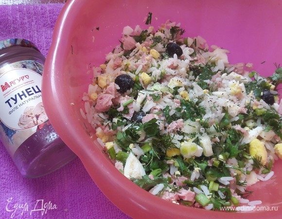 Когда рис будет готов, смешать подготовленные ранее ингредиенты в глубокой миске, добавить специи по вкусу. А также я добавила небольшое количество майонеза.