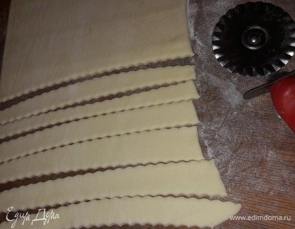 Далее второй пласт теста раскатать и разрезать на полоски для коврика.