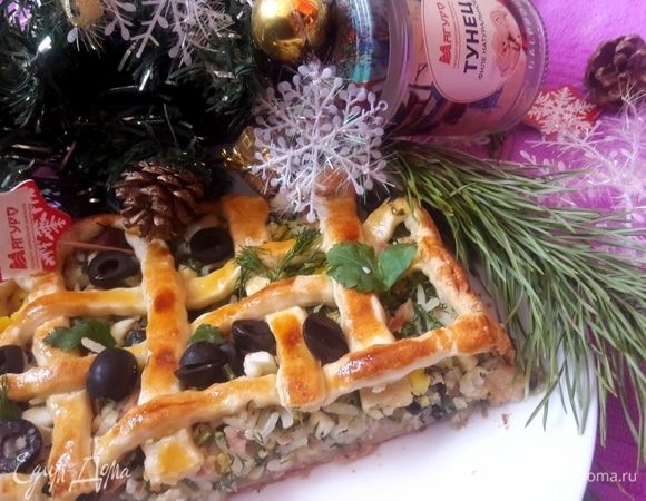 Готовый пирог украсить зеленью и маслинами и подавать к столу.  