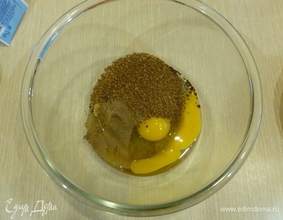 Яйца взбить с сахаром, кофе и корицей. 