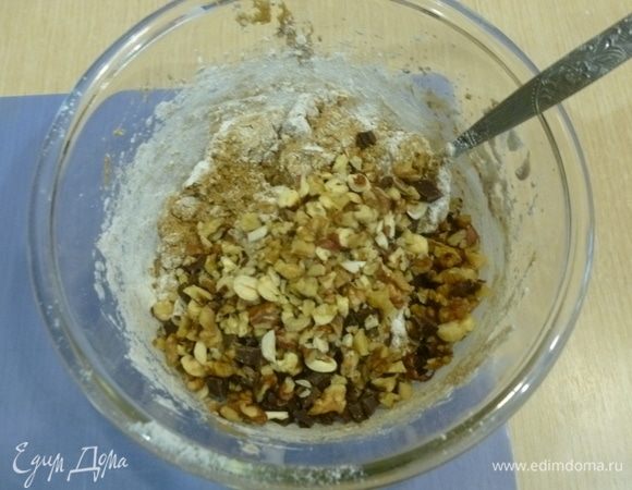 Вымесить тесто лопаткой, вмешать шоколад и орехи. 