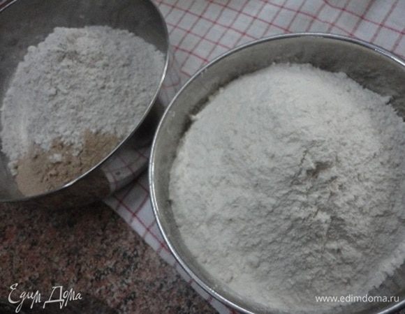 Соединить три вида муки и просеять.