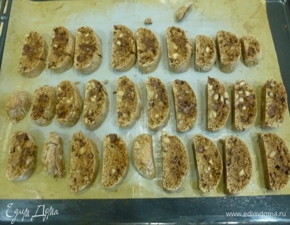 Колбаски вынуть (духовку не выключать). Колбаски 5 минут остудить, выложить на доску и нарезать вдоль на полоски толщиной 1–1,5 см. Снова разложить их на противень и подсушить в духовке еще 10 минут. Остудить, подавать. 