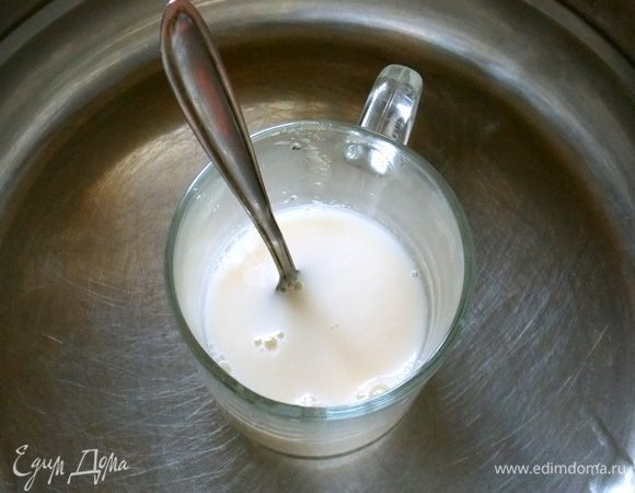 Дрожжи развести в 400 мл теплой воды.