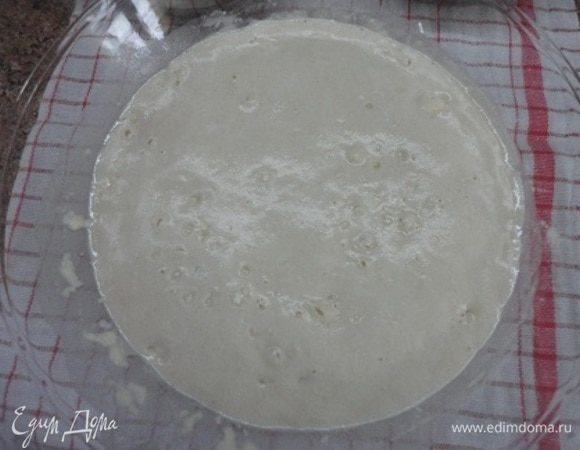 В теплой воде растворить дрожжи (20 г свежих или 2 ч. л. сухих), добавить сахар и пару столовых ложек муки. Оставить в теплом месте на 15 минут.