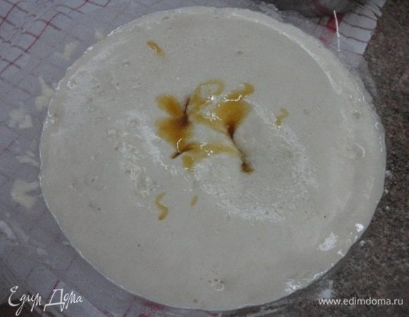 В подошедшую опару добавить мед, соль и перемешать.