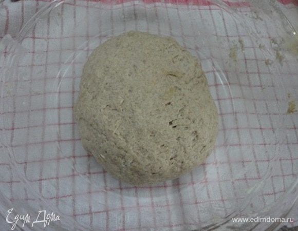 Всыпать муку и замесить тесто. Добавить оливковое масло и вмесить его в тесто. Оставить в теплом месте для подъема.
