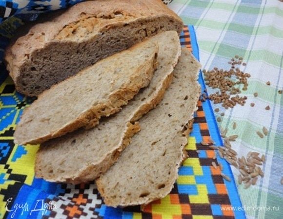 Подошедшее тесто обмять, выложить в прямоугольную или круглую форму, дать подняться и выпекать 10 минут с паром, затем еще 30 минут при температуре 200°С.