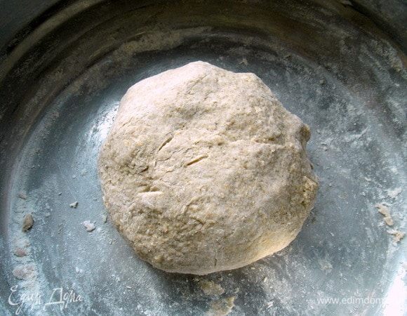 Добавить мед, ржаную муку, 200 г пшеничной муки, овсяные отруби, йогурт и соль. Замесить тесто. Это можно сделать в комбайне с насадкой для теста, в хлебопечке или просто вручную.