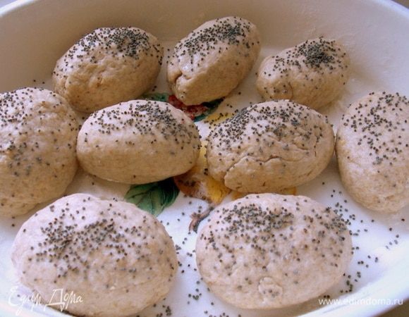 Посыпать их маком. Поставить в разогретую духовку при 200°С.