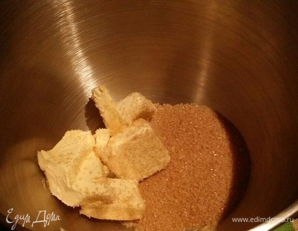 Смешать в миксере сливочное масло (прямо из холодильника) с сахаром.