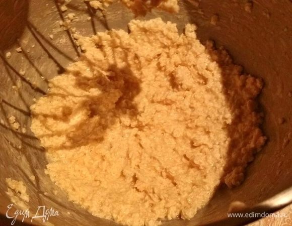 Добавить к смеси куриное яйцо и вновь все смешать.